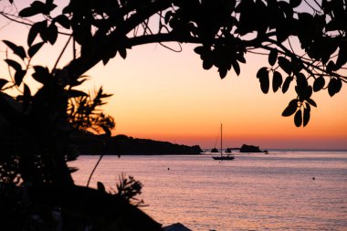 Kıbrıs 'ın Paphos ilçesindeki Latsi plajında güneş batarken güzel bir ışık