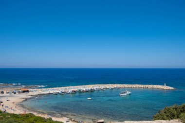 Akdeniz limanı Agios Georgios Pegeias, Paphos, Kıbrıs adasında güzel mavi sulara sahip
