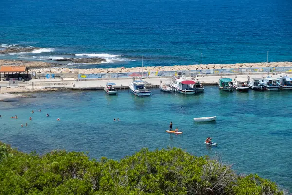 Akdeniz limanı Agios Georgios Pegeias, Paphos, Kıbrıs adasında güzel mavi sulara sahip