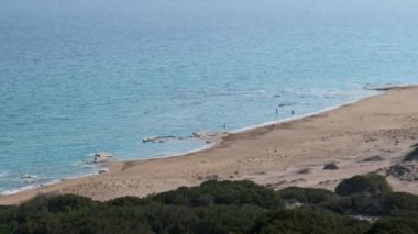 Apostolos Andreas manastırı yakınlarındaki Kıbrıs Rum Kesimi, Karpasia 'daki Altın Kumsal veya Kaplumbağa Plajı.