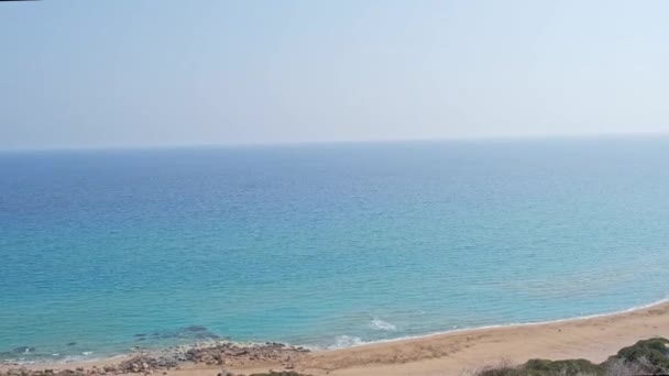 阿波斯托洛斯安德烈亚斯修道院附近的塞浦路斯岛卡帕西亚的金滩或海龟滩 — 图库视频影像