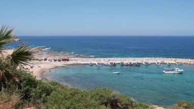 Akdeniz limanı Agios Georgios Pegeias, Paphos, Kıbrıs adasında güzel mavi sulara sahip