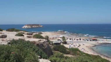 Akdeniz limanı Agios Georgios Pegeias, Paphos, Kıbrıs adasında güzel mavi sulara sahip