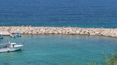 Akdeniz limanı Agios Georgios Pegeias, Paphos, Kıbrıs adasında güzel mavi sulara sahip