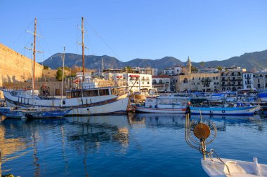 Kıbrıs adasındaki Kyrenia Limanı ve Ortaçağ Şatosu