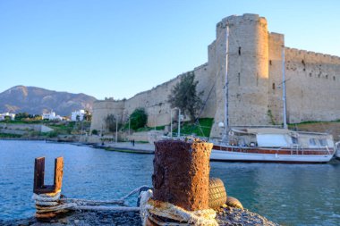 Kıbrıs adasındaki Kyrenia Limanı ve Ortaçağ Şatosu