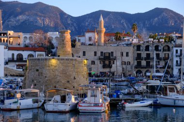 Kıbrıs adasındaki Kyrenia Limanı ve Ortaçağ Şatosu