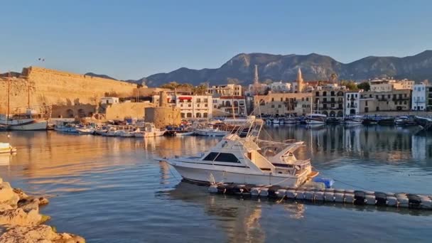 塞浦路斯岛凯里尼亚港和中世纪城堡 — 图库视频影像