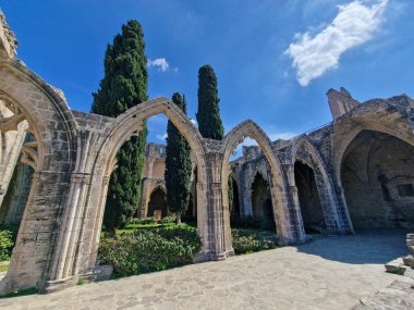 Kıbrıs adası Kyrenia yakınlarındaki Bellapais Manastırı