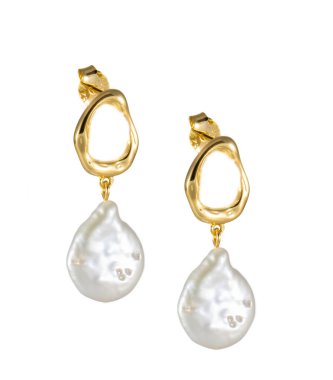 Beyaz arka planda sarkan güzel İnci küpeler