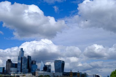 Londra 'nın iş bölgesi. Parlak gökdelenler Londra' da dramatik bir fırtınaya karşı kuruldu..
