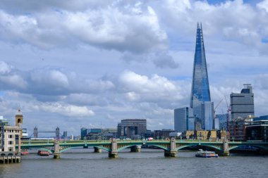 Shard gökdelen binası Southwark Köprüsü 'nün arkasındaki ufuk çizgisine hakim. Londra Köprüsü de uzaktan görülebilir..