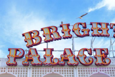 Brighton, İngiltere - 3 Mayıs 2024: Brighton Sarayı İskelesi tabelası, Doğu Sussex, İngiltere
