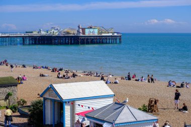 Brighton, İngiltere - 4 Mayıs 2024: Doğu Sussex, İngiltere 'deki Palace Pier ile Brighton Sahili
