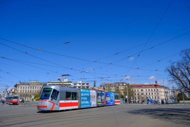 Brno, Çek Cumhuriyeti - 28 Mart 2024: Moravya Meydanı 'ndaki eski Brno kasabasındaki tramvay