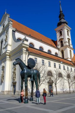 Brno, Çek Cumhuriyeti - 28 Mart 2024: St. Thomas Kilisesi ve Lüksemburg 'lu Margrave Jobst' un Binicilik Heykeli.