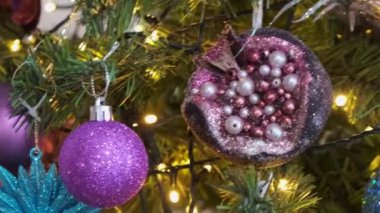 Güzel ve süslü Noel ağacı süsleri. Noel havası. Ambiance