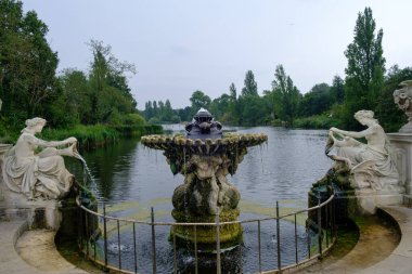 Güzel Hyde Park Londra, İngiltere, İngiltere İtalyan Bahçeleri 'nde.