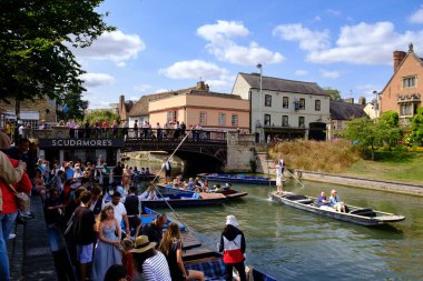 Cambridge, İngiltere - 18 Ağustos 2024: Scudamore 'un Quayside Punting İstasyonu