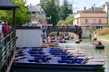 Cambridge, İngiltere - 18 Ağustos 2024: Scudamore 'un Quayside Punting İstasyonu