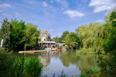 Cambridge, İngiltere - 18 Ağustos 2024: Cambridge 'in tarihi merkezinde kayıklı Cam nehrinin kanalları