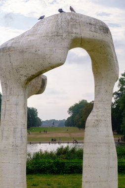 Londra, İngiltere - 19 Ağustos 2024: Henry Moore Hyde Park 'taki kemer heykeli, Henry Moore tarafından 1980 yılında parka verilen altı metre yüksekliğindeki Roma çapraz mermer heykel heykeli.