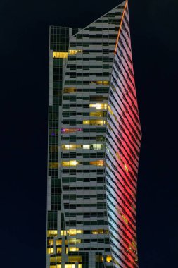 Pürüzsüz, modern Zota 44 gökdeleni gece aydınlandı, kendine özgü kıvrımlı dış görünüşünü sergiledi ve Varşova 'nın çağdaş kentsel gelişimini sembolize etti..