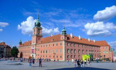 Varşova, Polonya - 22 Temmuz 2025: Varşova Kraliyet Kalesi Kale Meydanı boyunca ziyaretçi değirmeni olarak açık bir yaz gökyüzünün altında güneşleniyor