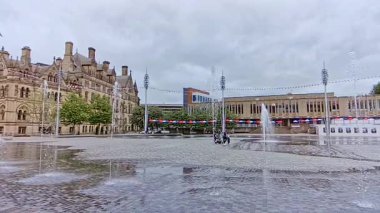 Şehir Parkı, Bradford 'daki büyük, merkezi su çeşmelerini gösteren bir video. Arka planda belediye binası ve diğer binalar var.