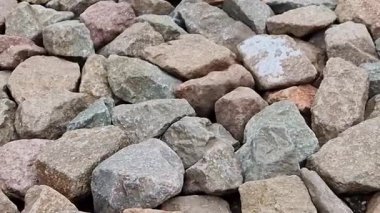 Birkenau toplama kampının kötü şöhretli ana binasına giden tren raylarının yakın çekimini gösteren bir video..