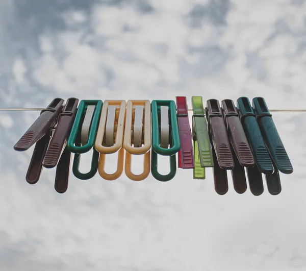 Elbiseler ipte takılır gökyüzü arka planında 