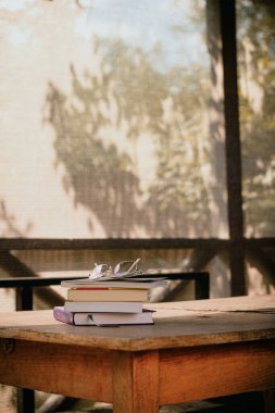 Açık bir kitap ve balkonunda bir bardak kahve olan bir masa. yüksek kaliteli fotoğraf