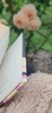 Kitap ve bahçede bir çiçek.