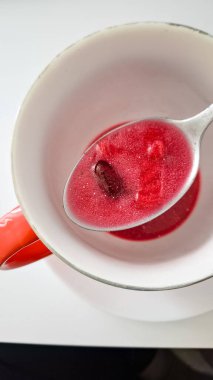 Beyaz bir kasede frenk üzümü reçeli