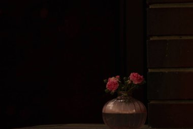 Siyah arkaplanda pembe çiçekler