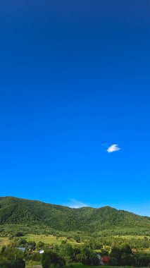 Mavi gökyüzü ve bulutlu güzel bir manzara.