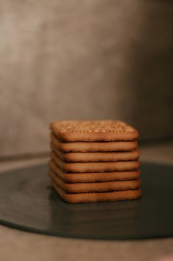 Mutfak masasında bir yığın kurabiye, çay için kurabiyeler.