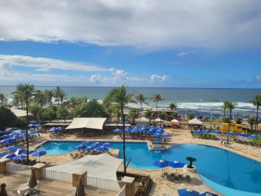 Palmiye ağaçları ve gökyüzü olan güzel tropikal plaj 