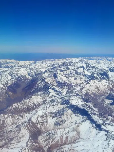 Kışın dağların havadan görünüşü