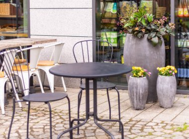 Mobilyalar hippi kafeteryasında, masa ve sandalye de dışarıda..