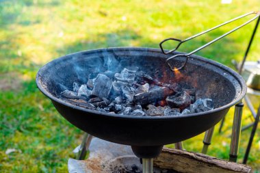 Sıcak, taşınabilir barbekü ızgarası, alevli ateş ve kömür..