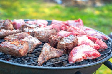 Biftek ızgarada, alevler içinde bahçede..