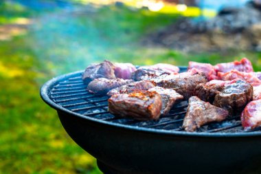 Biftek ızgarada, alevler içinde bahçede..