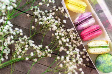 Renkli kurabiyeler. Ahşap arka planda küçük Fransız kekleri