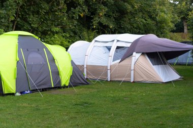 Açık hava yürüyüş ormanında piknik kampı yeşil çadır alanı. Yaz kampında doğada kamp yapan biri.