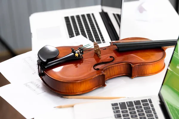 Violino Com Nota Papel Música Caderno Mesa — Fotografia de Stock