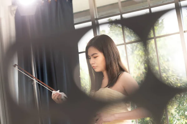 ヴァイオリニスト女性 バイオリンを弾く若い女性の肖像 — ストック写真