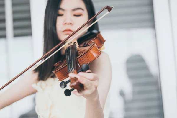 Mulher Violinista Retrato Uma Jovem Mulher Tocando Violino — Fotografia de Stock