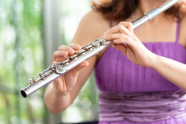 Flauta Close Mãos Músico Tocando Flauta Tiro Detalhes Música Clássica — Fotografia de Stock