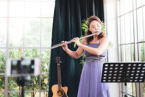 Instrumento Clássico Flauta Tocando Música Uma Jovem Elegante Mulher Asiática — Fotografia de Stock